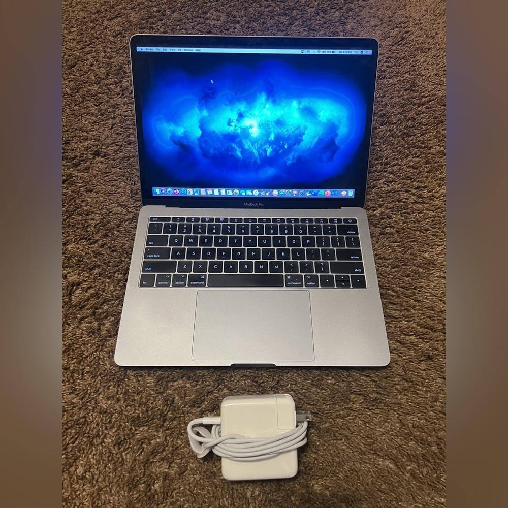 13-inch Apple MacBook Pro Laptop Computer / (2017) / 16GB RAM / 256GB SSD /